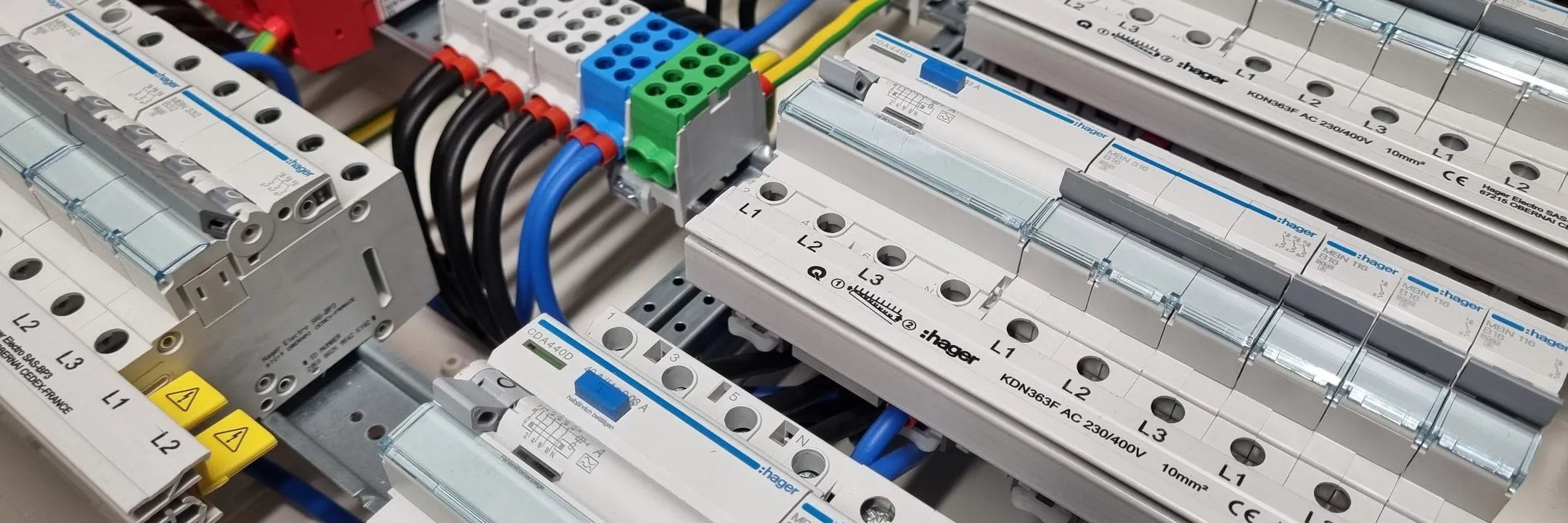 Elektroverteilung mit Hager Sicherungsautomaten und Verdrahtung, gefertigt von Verteilung-24
